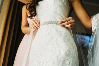 nedime elbise gelin yardımcı oluyor