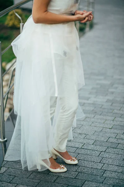 Jovem noiva bonita em vestido branco — Fotografia de Stock