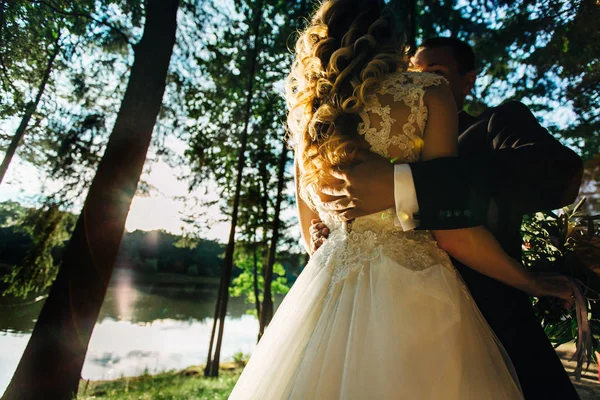 Hermosa pareja de boda posando —  Fotos de Stock