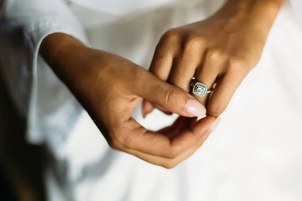 Belo anel de casamento — Fotografia de Stock