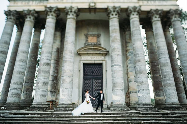 Hermosa pareja de boda posando — Foto de Stock