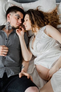 Genç çift evde dinleniyor. 