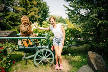 Yaz parkında poz veren kadın 