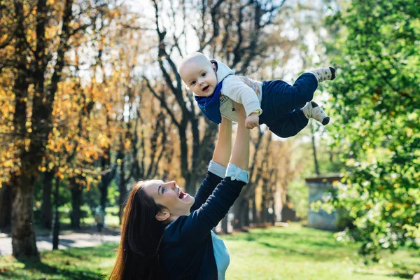 Mujer feliz con hijo — Foto de Stock