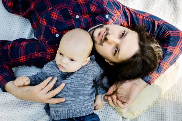 Mann mit süßem Jungen — Stockfoto