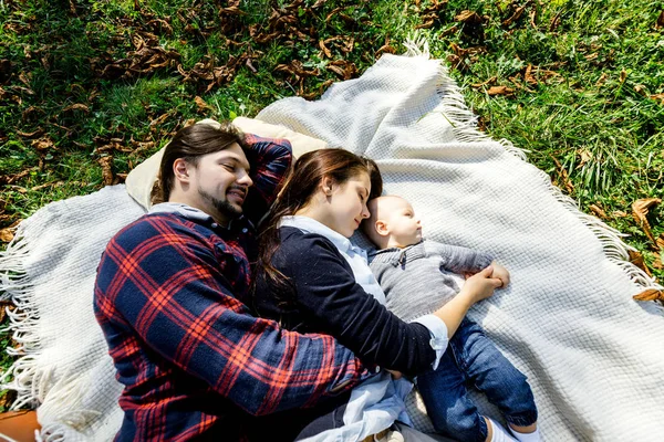 Família feliz ao ar livre — Fotografia de Stock