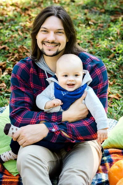 Man met schattige jongen — Stockfoto