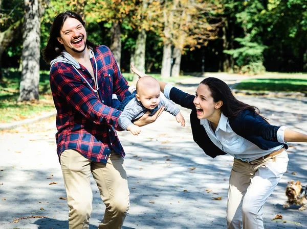 Familia feliz al aire libre — Foto de Stock