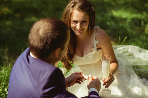 Novia y novio en el bosque — Foto de Stock