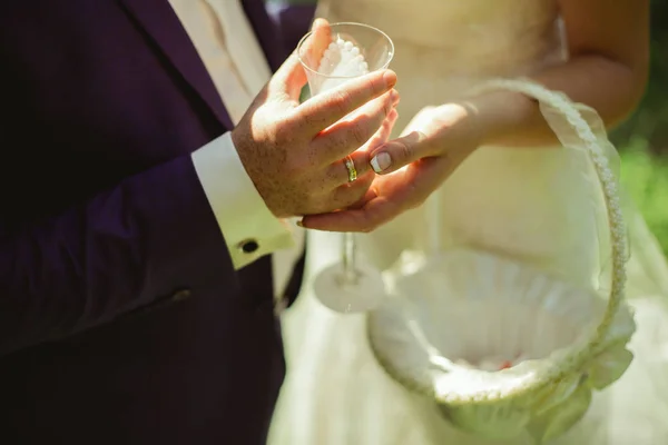 Esguicho e noiva segurando vidro — Fotografia de Stock