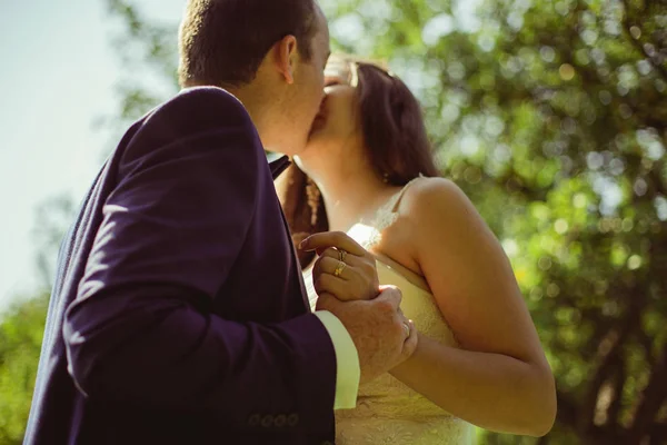 Bride and groom at summer — Stock Photo, Image