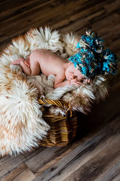 Nyfödd baby boy sover — Stockfoto