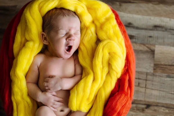 生まれたばかりの赤ちゃんの男の子の眠っています。 — ストック写真