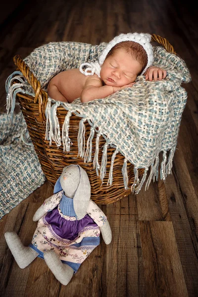 Nyfödd baby boy sover — Stockfoto