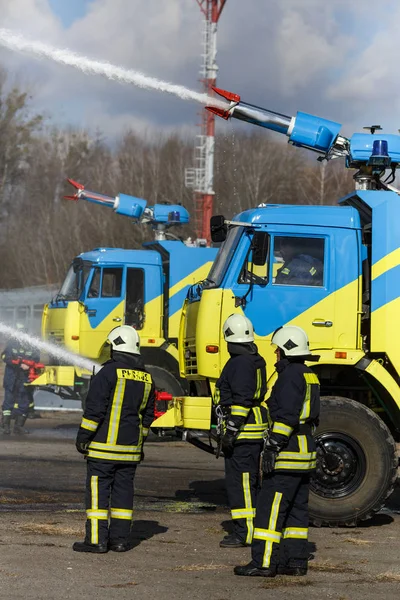 Сміливий пожежники дрилі — стокове фото