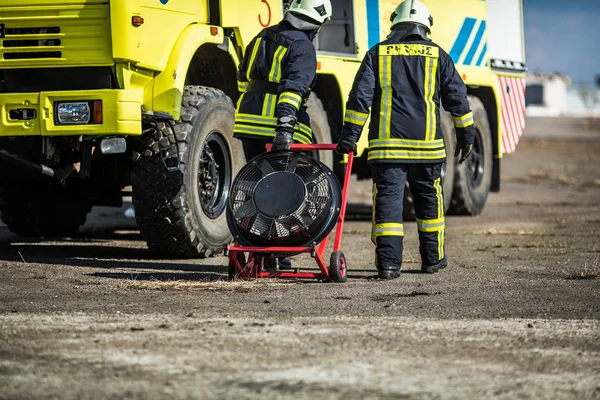 Храбрые пожарные в обучении — стоковое фото