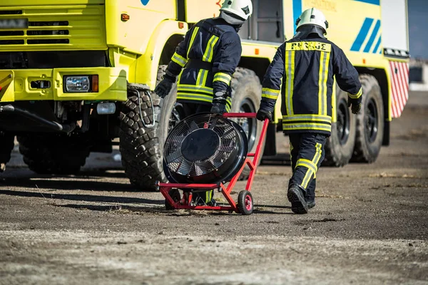 Dzielnych strażaków w szkolenia — Zdjęcie stockowe