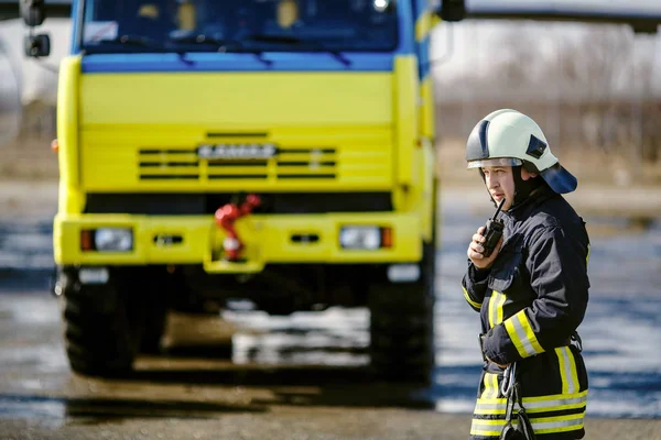 Храбрый пожарный в обучении — стоковое фото