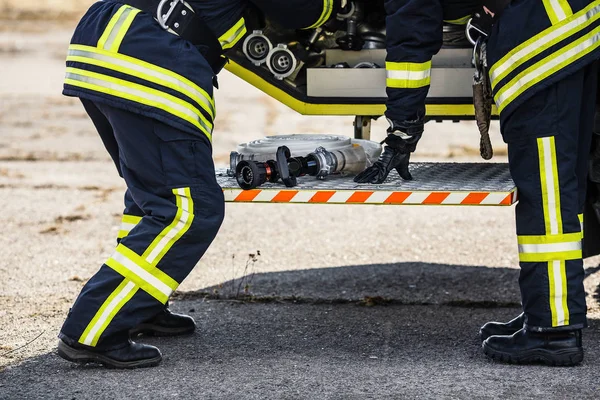 Bomberos valientes en entrenamiento — Foto de Stock