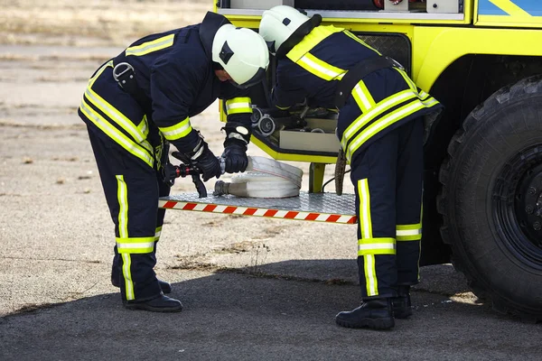 Modiga brandmän i utbildning — Stockfoto