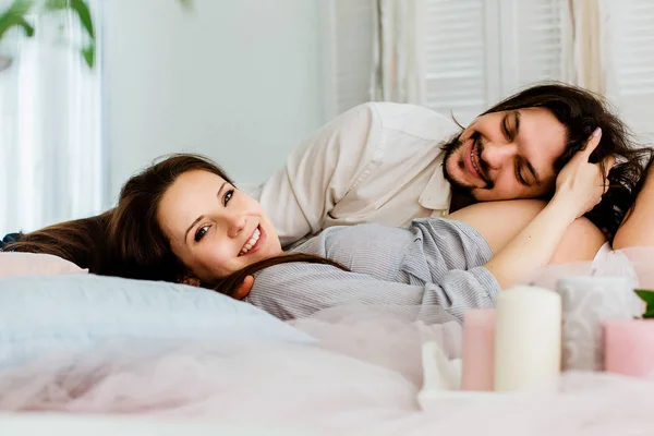 Junges glückliches Paar erwartet Baby — Stockfoto