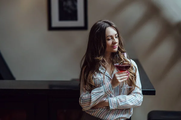 Mujer joven con una copa de vino — Foto de Stock