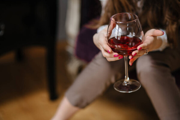 молодая женщина с бокалом вина