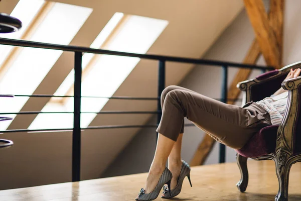 Gambe donna con scarpe alla moda — Foto Stock
