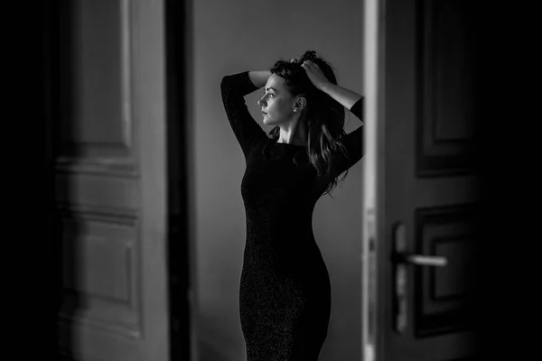 Mooie Brunette vrouw In zwarte jurk — Stockfoto
