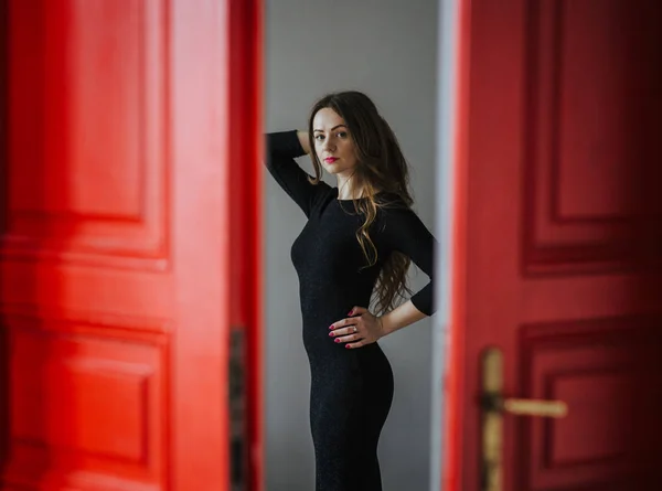 Schöne brünette Frau im schwarzen Kleid — Stockfoto