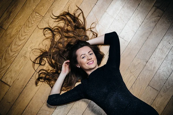 Brunette femme couchée sur le sol — Photo