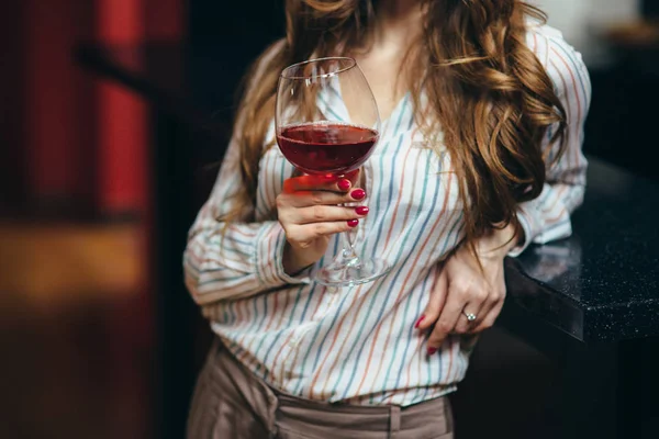 Mujer joven con una copa de vino —  Fotos de Stock