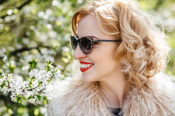 Printemps Blonde fille avec des fleurs — Photo