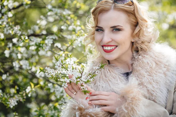 Lente Blonde meisje met bloemen — Stockfoto