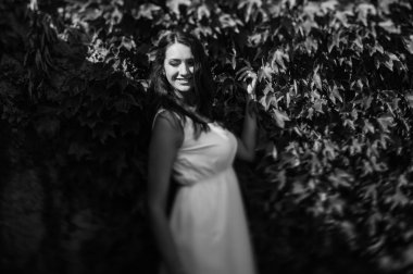  Beyaz elbisesi içinde gelin