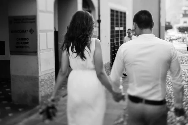 Casal feliz andando na rua — Fotografia de Stock