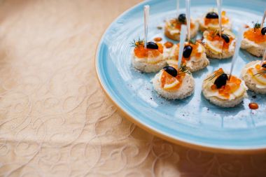 Sandviç somon ve zeytin ile