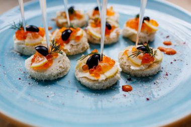 Sandviç somon ve zeytin ile