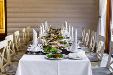 Yemekler masaya servis