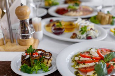 Yemekler masaya servis