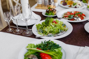 Yemekler masaya servis