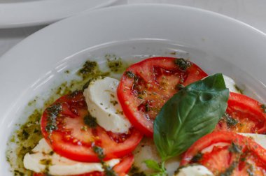 Caprese salatası mozarella peyniri ile