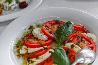 Caprese salatası mozarella peyniri ile