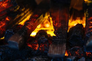 Sıcak rahat yanan ateşi