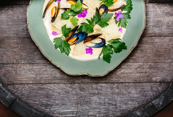 Seafood mussels on pan — Stock Photo, Image