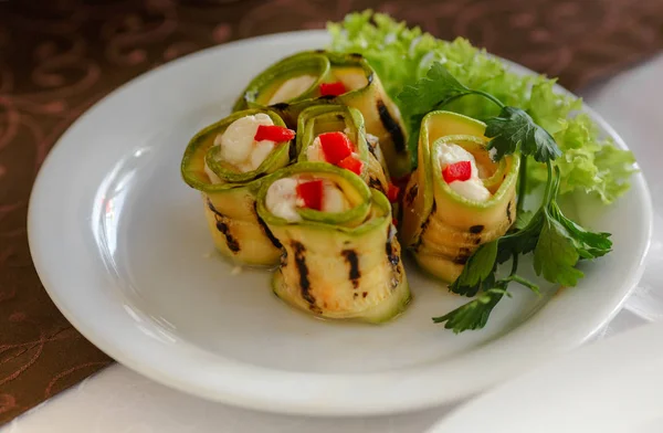 Gegrilde courgette in rollen — Stockfoto