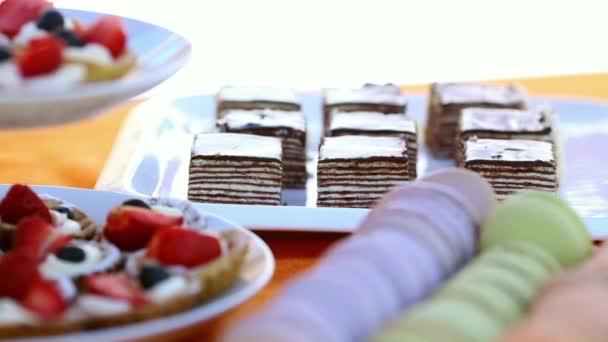 Gâteaux et macarons sur fond 