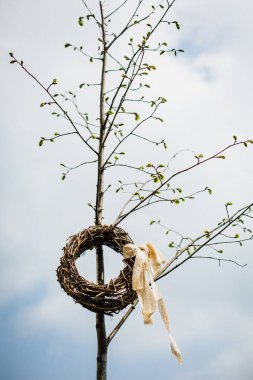 Bahar el yapımı çelenk ağaç üzerinde
