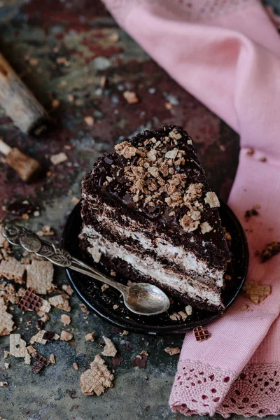 Kousek čokoládového dortu na talíři — Stock fotografie