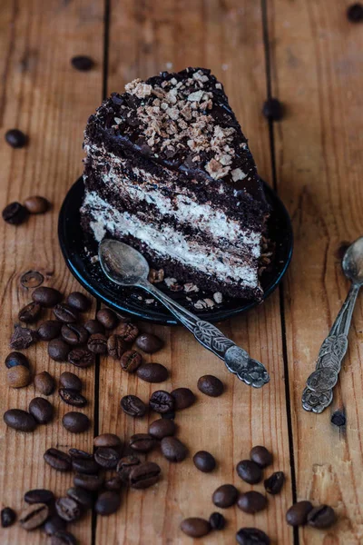 Pièce de gâteau au chocolat sur assiette — Photo